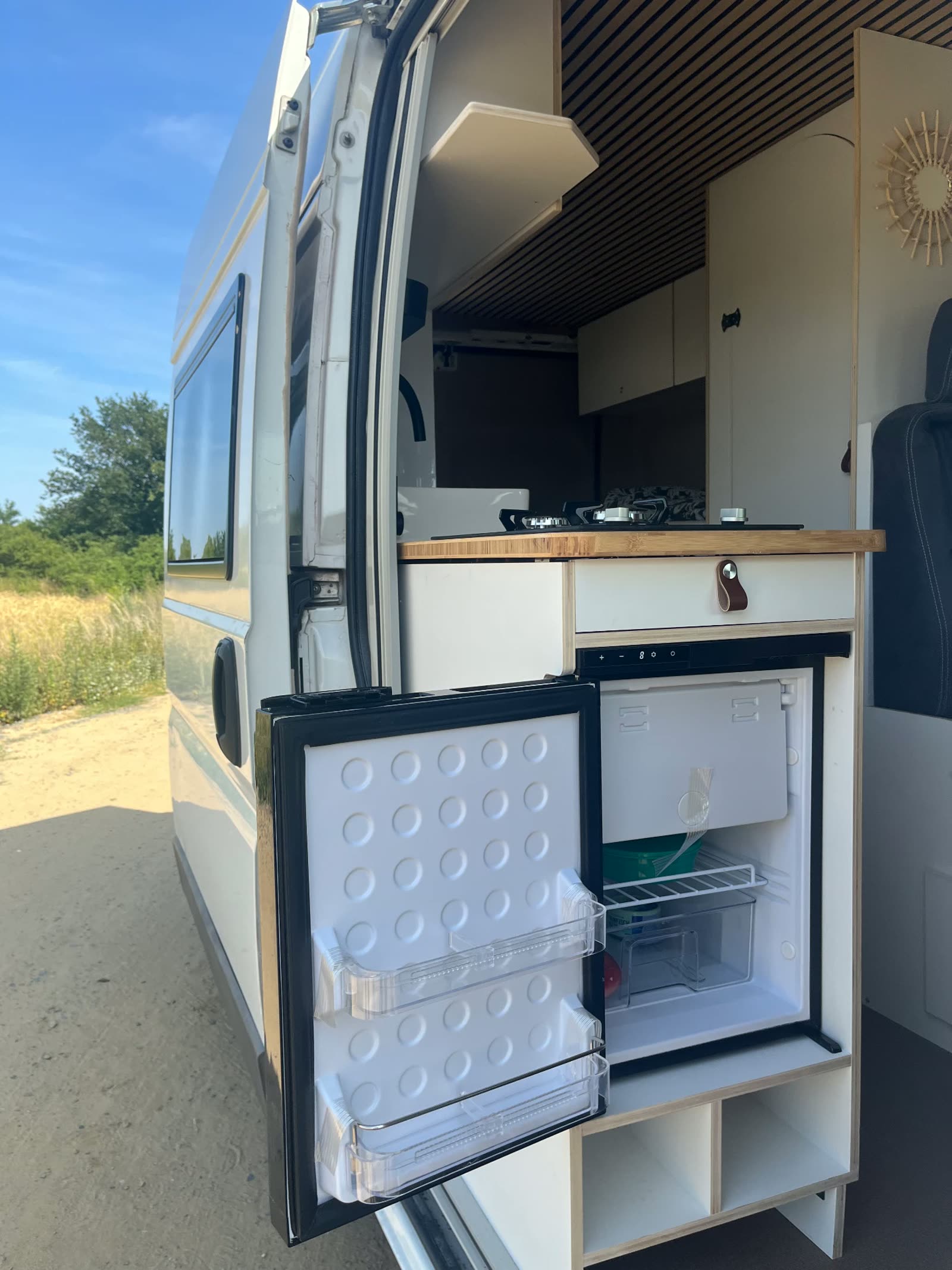 Camper-Küche mit Kühlschrank und Gasherd