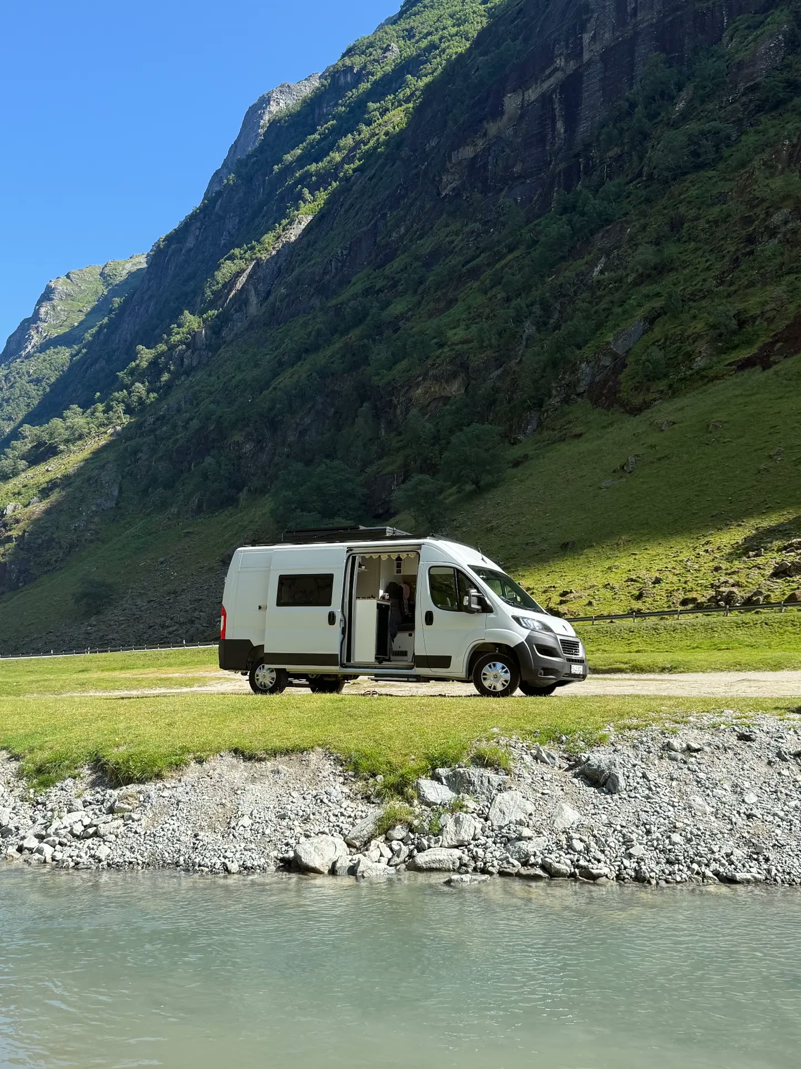 Camper am Fluss in den Bergen