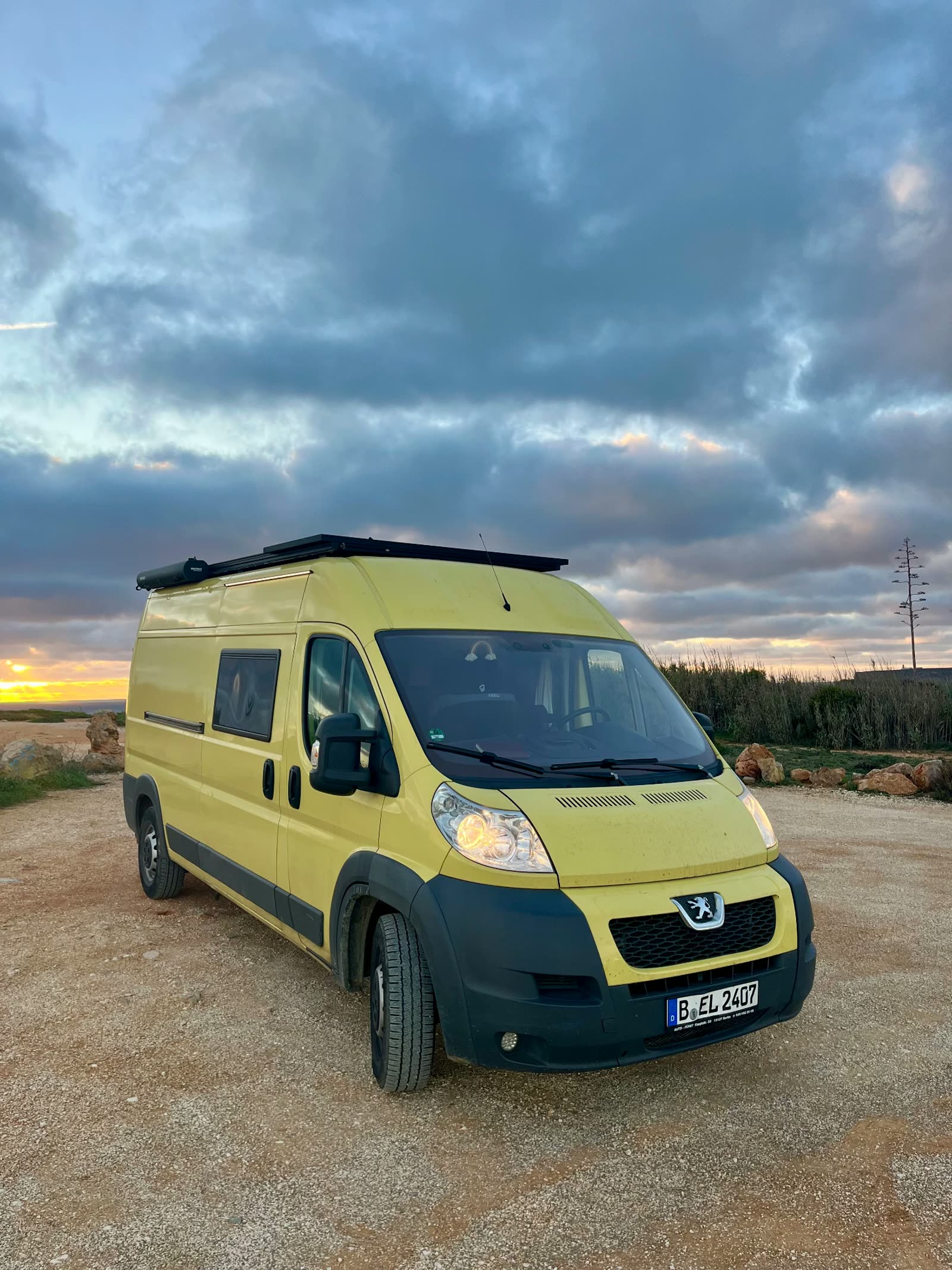 Gelber Camper im Sonnenuntergang