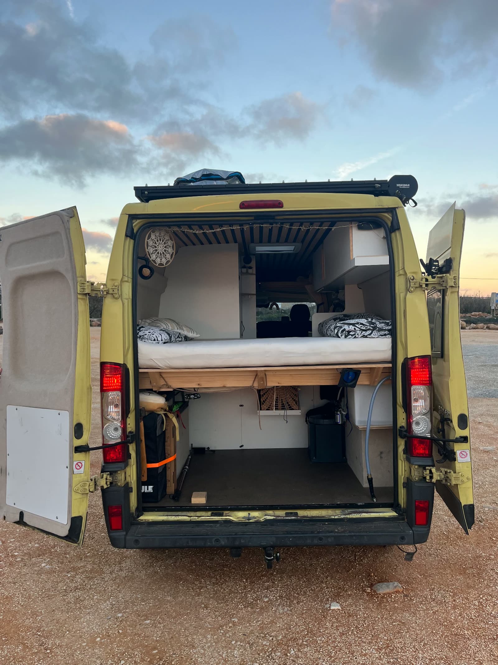 Blick in den Camper durch die Hecktüren